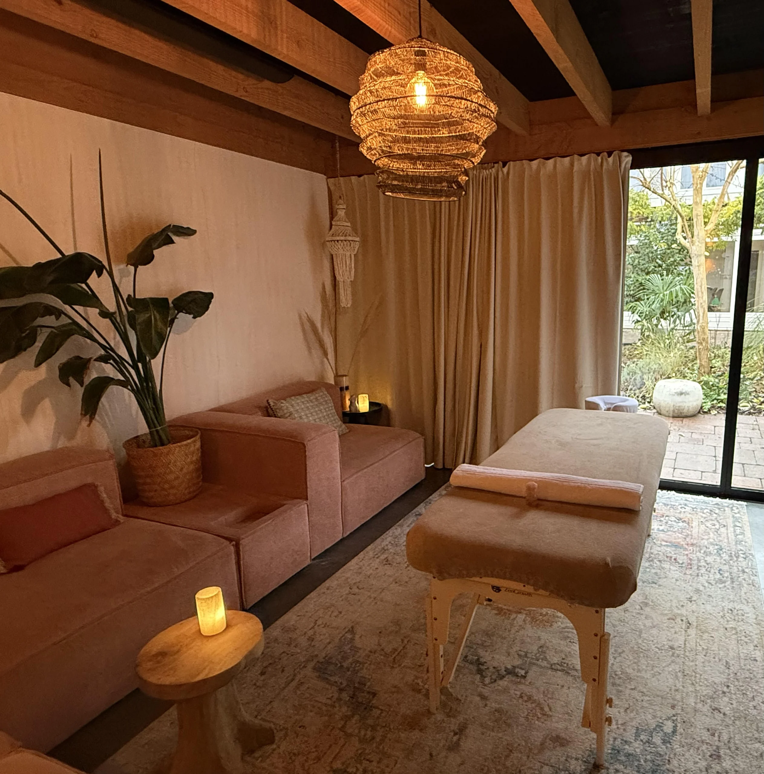 unnamed Sfeervolle behandelruimte van Praktijk Valleikracht met een massagetafel, voorbereid voor een zwangerschapsmassage