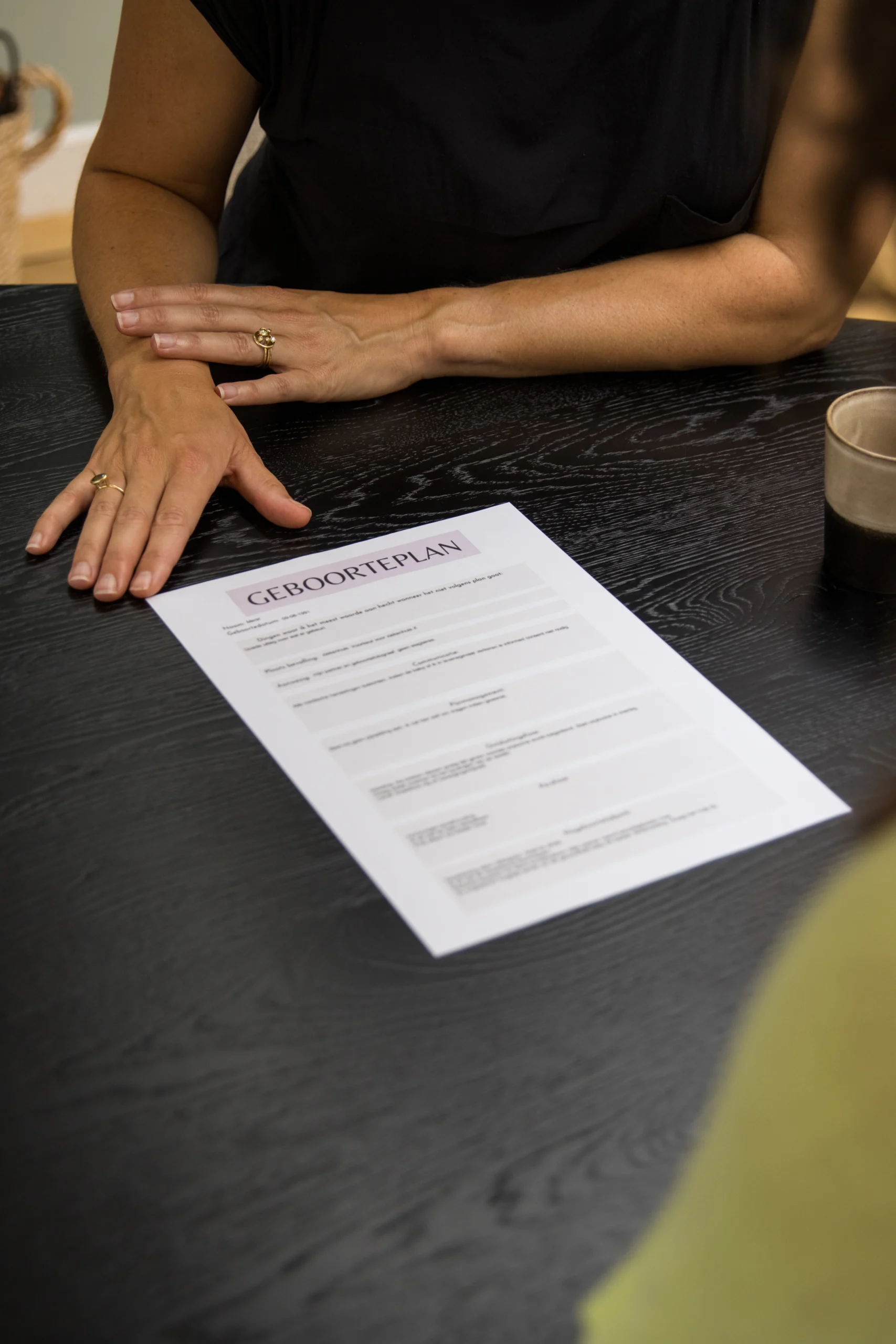 Geboorteplan bespreken met je doula Een ingevuld geboorteplan op tafel tijdens een voorbereidend gesprek met doula Iris
