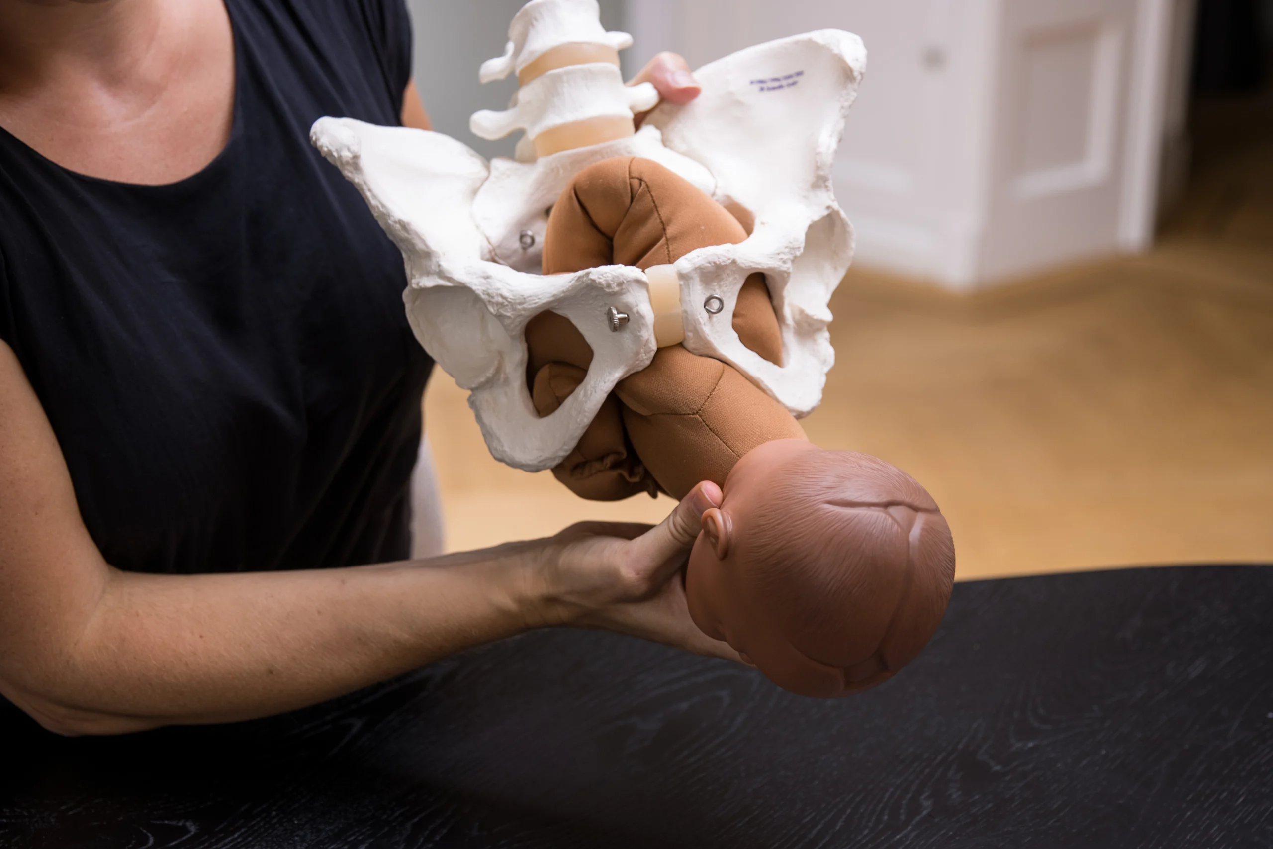 Uitleg met bekkenmodel: zo zakt de baby door het bekken Doula Iris laat met een bekkenmodel en babypop zien hoe de baby tijdens de bevalling door het bekken zakt